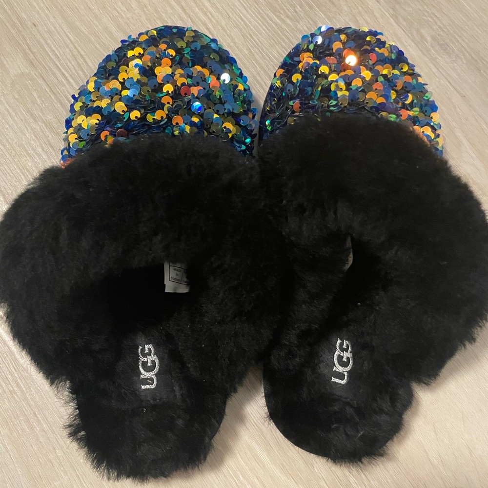NWOB Ugg faux fur lined slippers size: 5 Color: Black